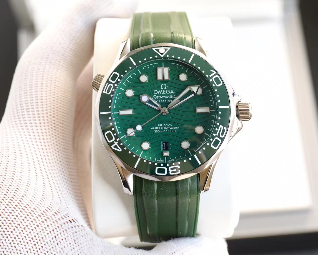 Omega Seamaster Diver 300M Master Co-Axial 42 Stainless Steel / Green / Rubber